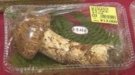 “豊作”の松茸　1パック4500円～1万9000円「都内ではこの値段で買えない」　道の駅に開店前から長い列　雨が続き生育順調、10日間で1200パック並ぶ　10月中旬まで入荷続く見込み　長野・青木村