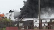 【映像】「工場で爆発音がした」爆発火災で建物から激しく黒煙が噴出―ケガ人ない模様―消防車など9台が出て消火活動続く＜北海道室蘭市＞