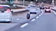 「黒い物体」が次々と襲いかかる瞬間…落下物のタイヤが車2台に接触 恐怖は“後方”にも 三重・亀山市