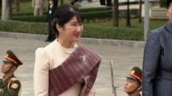 愛子さまラオス民族衣装で国際親善デビュー！トンルン国家主席と握手し両陛下のメッセージ伝達「凱旋門」視察の洋装からお召し替え