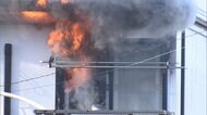アパート2階から激しい炎 男性を搬送 住宅が騒然 宮城・仙台市