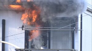 アパート2階から激しい炎 男性を搬送 住宅が騒然 宮城・仙台市