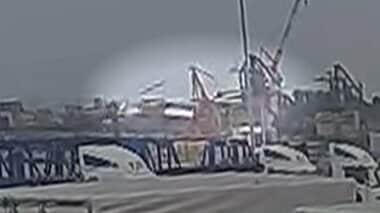 クレーンがゆっくり傾き“煙や水しぶき”　作業員3人死亡　事故の瞬間映像　円柱状の重り…