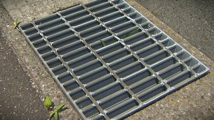 目的は一体…鉄製のフタ“グレーチング”の窃盗相次ぐ 住民から怒りの声「子どもたちが側溝に落ちる可能性も」新潟