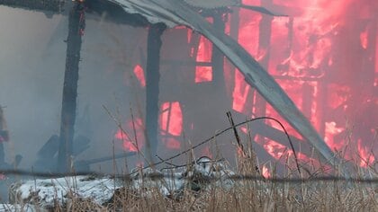 【速報】北海道根室市の木材会社敷地内の建物で火事発生＿現在も消火活動中＿ケガ人なし