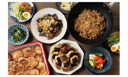 右上から時計回りに、豆腐ジャージャー麵の肉みそ、野菜のかんたん酢漬け、のりっこ凍りえのきチキン、長いものもちもち焼き、小松菜のおひたし、豆腐ジャージャー麵、豚こまとなすの中華風卵炒め