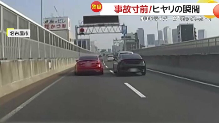 赤い車の方に近寄ってくる黒い車