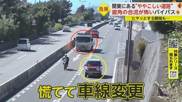 後ろから来たトラックが、バイクと車の間に素早く入る