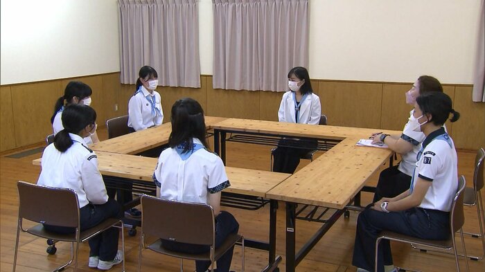 ガールスカウトの高校生と懇談された佳子さま