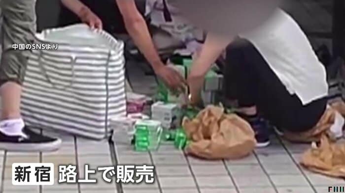 大量のフィルムがブロックのように積み上げられていた