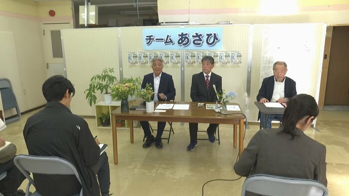 出馬表明する大森氏（朝日町桜町・7日午後5時頃）