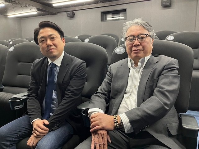 支配人の蓑宮さん(左)と鈴木館長(右)