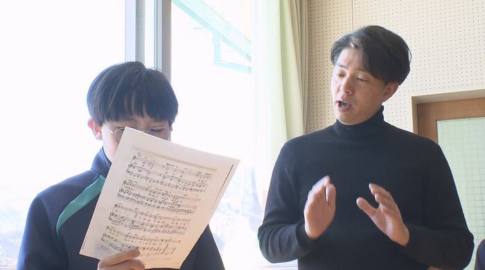 富士見・原 合唱クラブ 指導者・根本崇史さん(右)