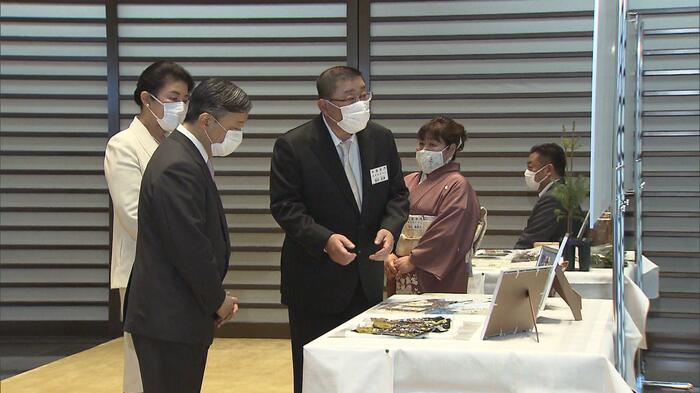受賞者から説明を受けられる両陛下