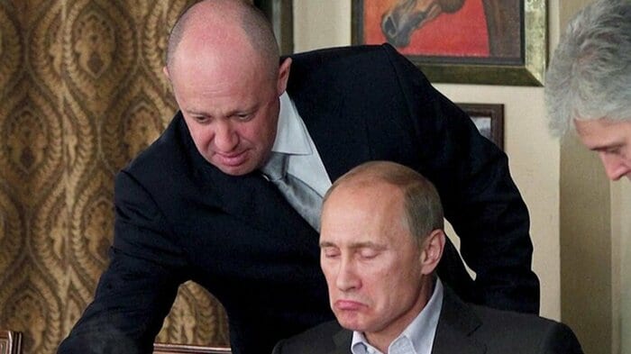 プリゴジン氏(左)とプーチン大統領