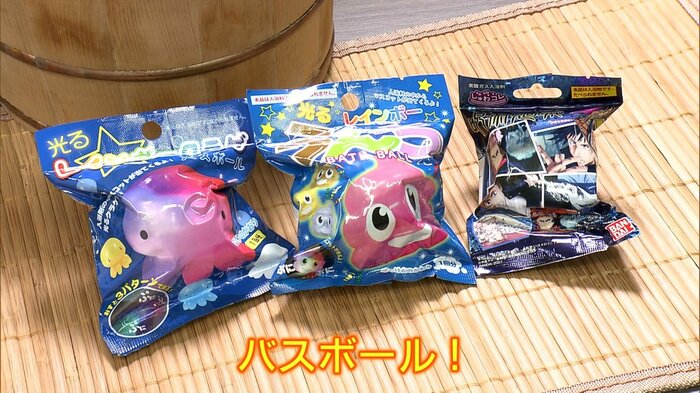 中にはカプセルに入ったおもちゃ