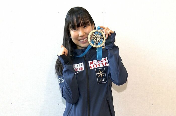 GPファイナルのメダルを掲げる三原舞依