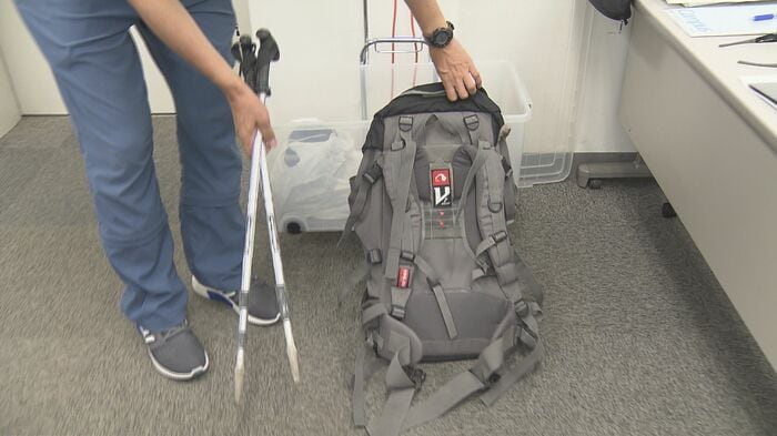 リュックやストックは火山灰がついたまま