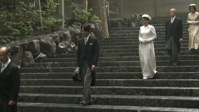 参拝を終え正宮前石段を降りられる秋篠宮ご夫妻(21日)