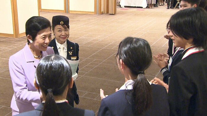 出場した中学生に声をかけられる久子さま 11月24日