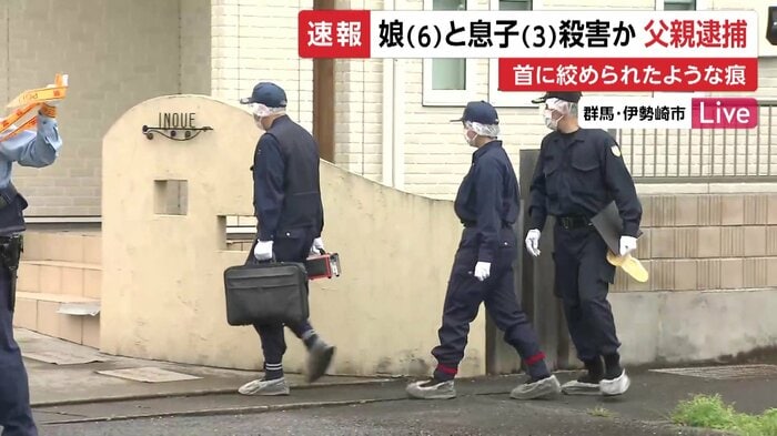 容疑者の自宅に入る捜査員ら