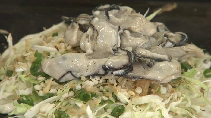 新鮮なカキをたっぷりのせて