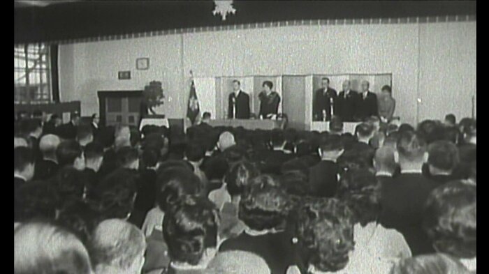 昭和38(1963)年 久松小学校開校90周年記念式典に出席した昭和天皇、香淳皇后
