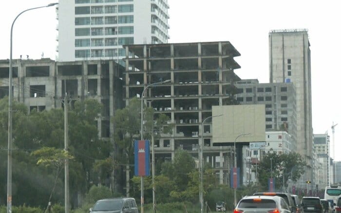 建設中に放置されたとみられる建物