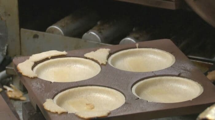 型に入れて専用の機械で焼く