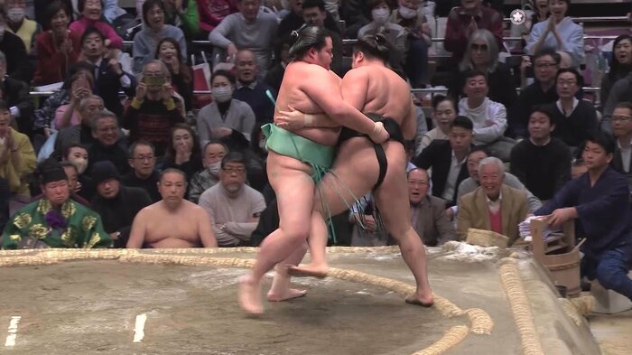 大関・霧島との一番に勝利