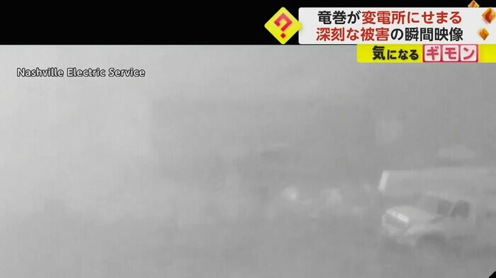 建物の屋根が吹き飛ぶ