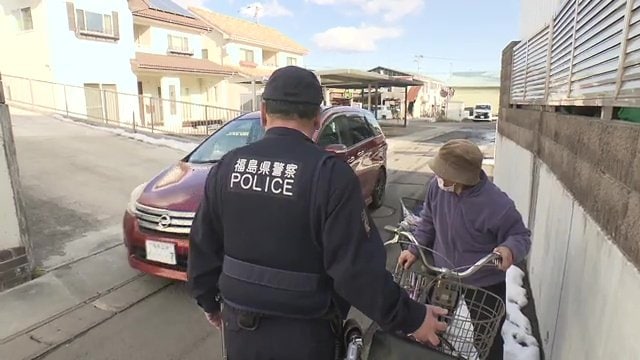 車が通りすぎるのを見守る