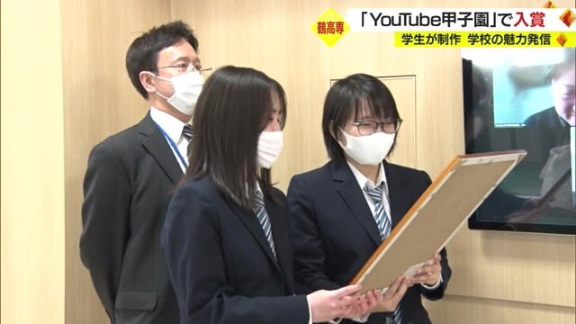 賞状を見つめる高田さんと五十嵐さん