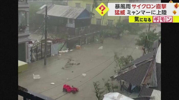 猛烈な雨で道路は川のようになっている