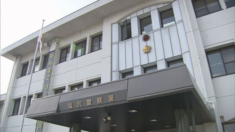 警察署の駐車場で刃渡り17センチの包丁所持　21歳男を銃刀法違反容疑で逮捕　女性とトラブル後に1人で警察署に　首には切り傷も｜FNNプライムオンライン