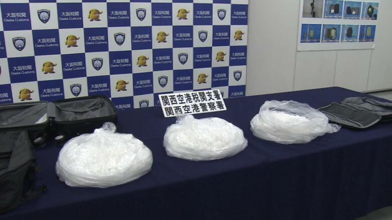 【速報】税関で目を見開き興奮状態　手荷物で約20ｋｇの覚せい剤輸入した罪でアメリカ国籍の男逮捕・起訴　関空に“個人の手荷物”で持ち込んだ量としては過去最多｜FNNプライムオンライン