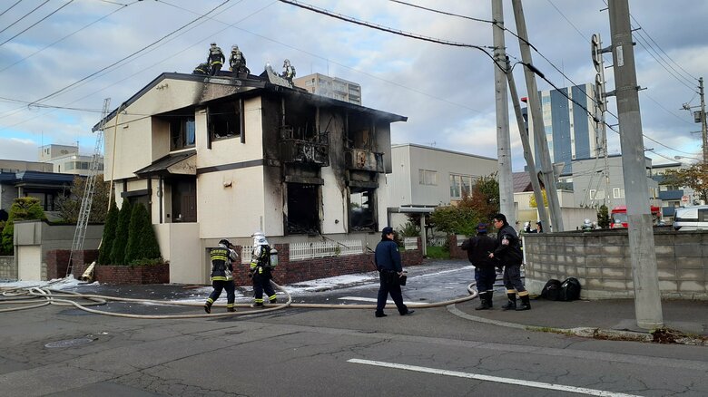 【速報】「1階から火と煙が見える」札幌市中央区で一軒家が焼ける火事＿男性1人ケガ＿消火活動続く｜FNNプライムオンライン