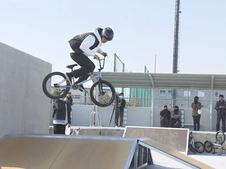 段差等が絶妙にマッチ…小学校で使わなくなったプールが『スケボー』の練習場に 市民の要望受け市長が閃く｜FNNプライムオンライン