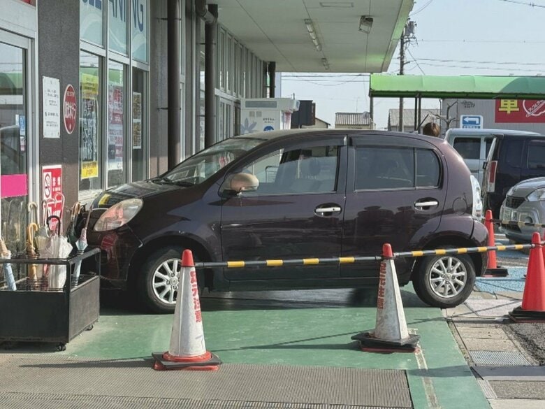 17歳と14歳の兄弟を搬送…81歳男性運転の車がスーパーの壁に突っ込む アクセルを踏み過ぎ急発進か｜FNNプライムオンライン