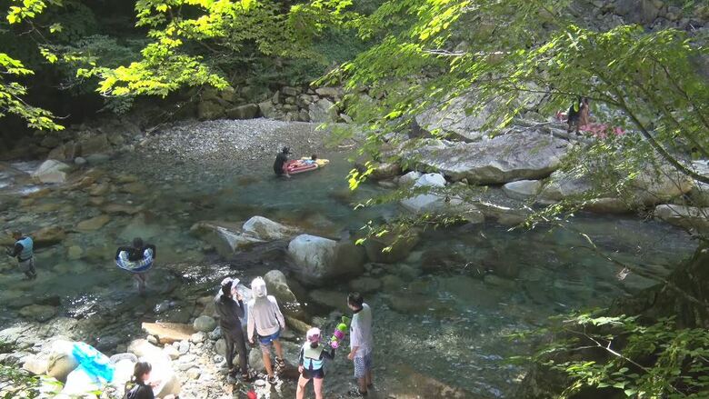 父親が人工呼吸…渓谷で川遊び中に中学生が溺れる　居合わせた人が心臓マッサージ　ドクターヘリで搬送　｜FNNプライムオンライン