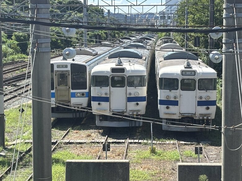 旧国鉄型の415系車両から座席・放送用マイク・行先字幕など53点盗まれる　23日の見学会を前に　運行から引退し駅構内に止められる　福岡｜FNNプライムオンライン