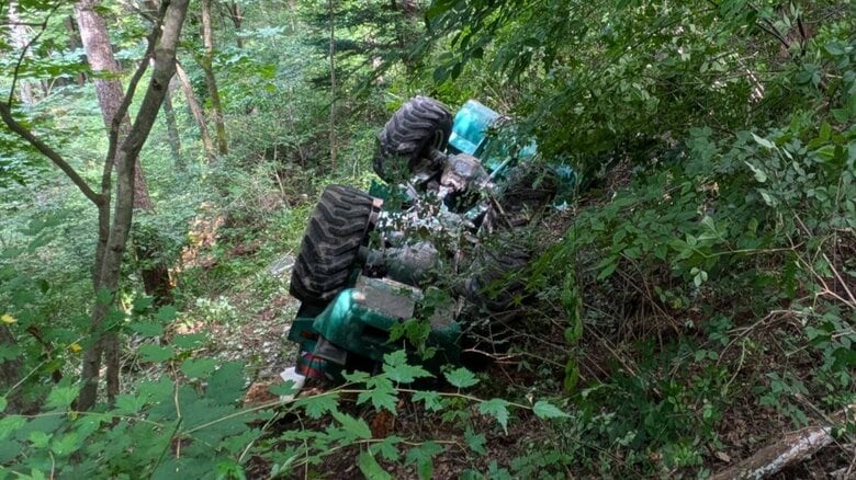 ホイールローダーの下敷きに　64歳男性が死亡　運転して道路から約7m転落か　現場は軽井沢町の別荘地内｜FNNプライムオンライン