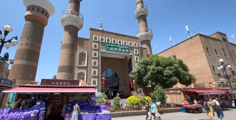 イスラム教のモスクには中国語とウイグル語の表記(6月23日撮影)