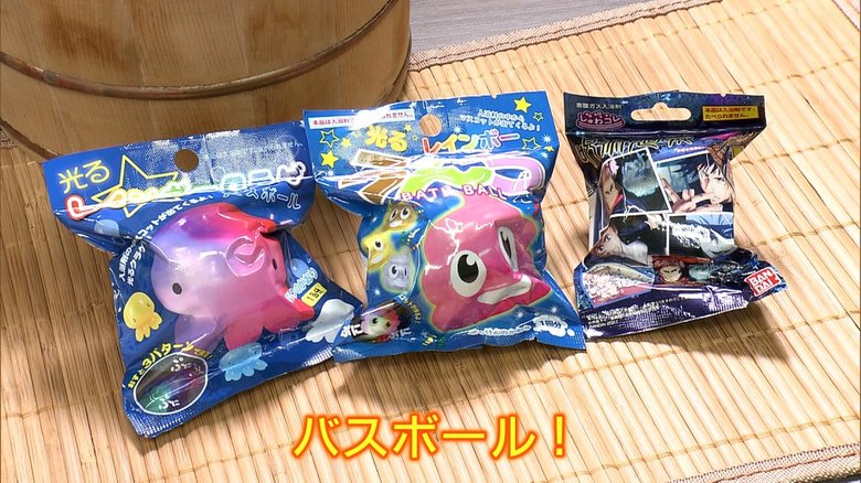 中にはカプセルに入ったおもちゃ