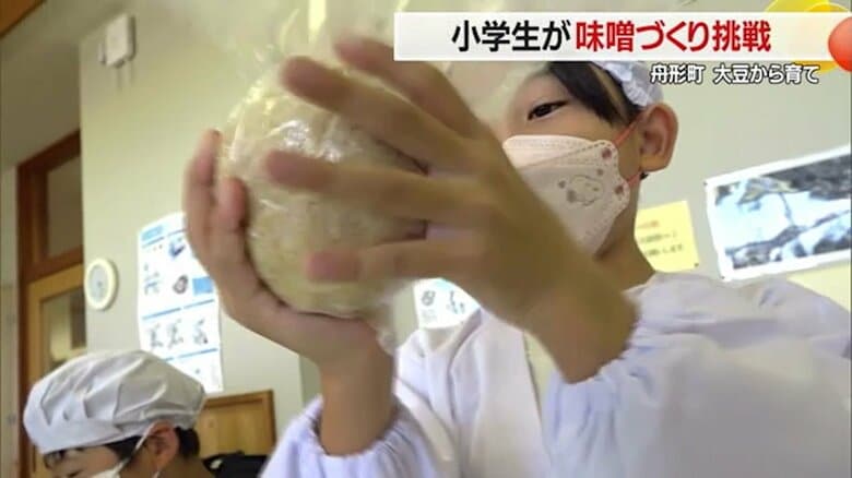 よくこねてソフトボールほどの大きさに