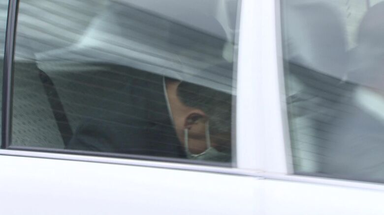 カメラを避ける桂田精一社長