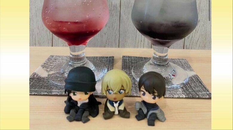 推しカラーのドリンクとグッズを並べて楽しめる