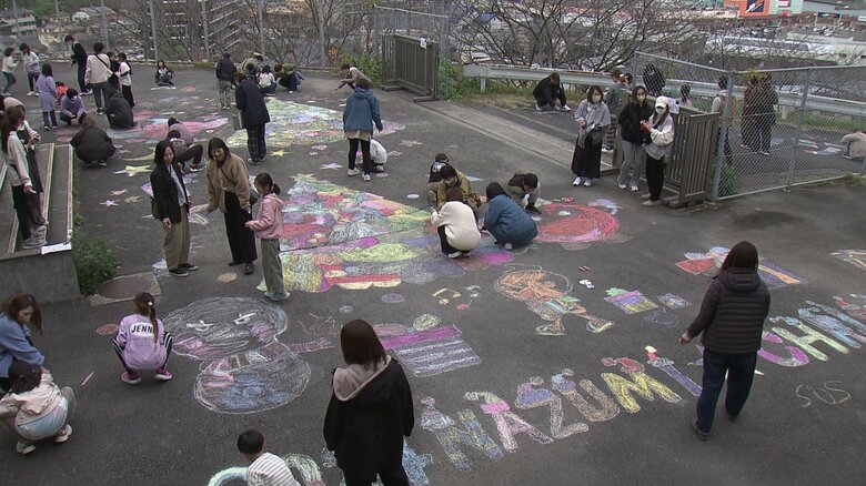 キャンバスは体育館前のコンクリート