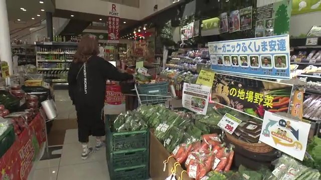 福島市のスーパー　有機野菜が並ぶ地元野菜のコーナー