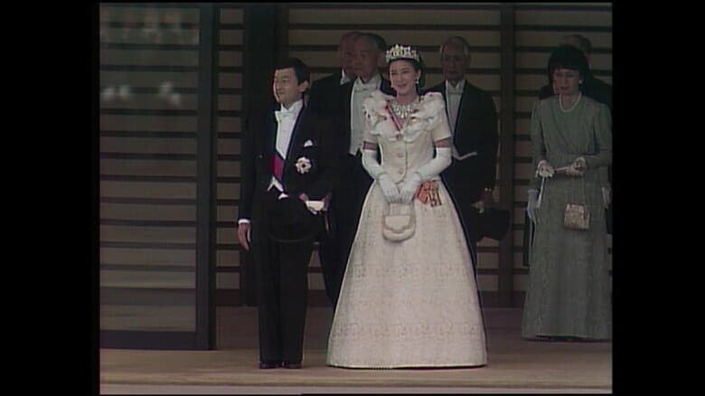 結婚パレードに出発される皇太子ご夫妻（宮殿・南車寄せ）